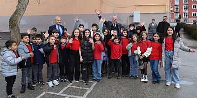Rektör Turabi Minik Öğrencileri Ziyaret Etti