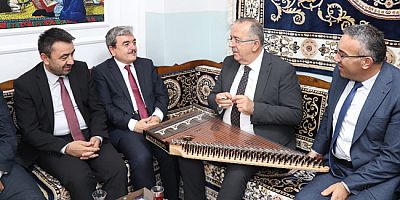 Rektör Turabi Öğrencilerin İlahilerine Eşlik Etti