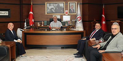 Rektör Turabi’ye İnsan ve Toplum Bilimleri Fakültesi Dekan Vekili Prof. Dr. Kurt’tan Ziyaret