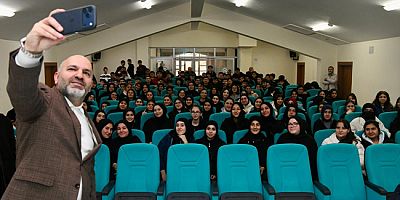 RTÜK Üyesi Davulcu, Öğrencilerle “Medyada Dezenformasyon ve Gençlik” Konusunu Ele Aldı