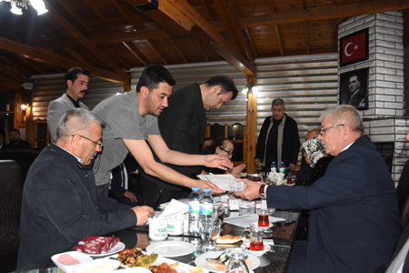 Sarı, Alışveriş Çeklerini Muhtarlara Teslim Etti