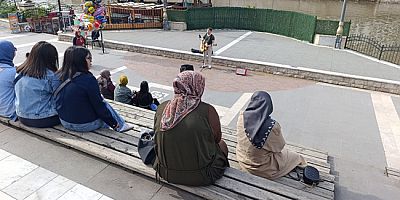 Şehzadeler Gezi Yolu’nda Sokak Sanatçılarından Müzik Ziyafeti