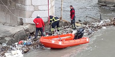 Sel Tehlikesine Karşı İtfaiye Ekipleri Köprü Ayaklarındaki Atıkları Temizledi