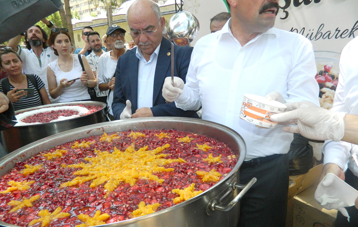 Toto Ve Karahocagil Aşure Gününe Katıldı
