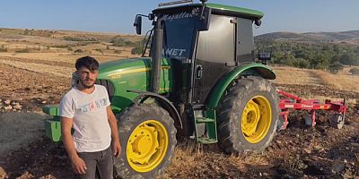 Traktörüyle Hem Arabesk Müzik  Dinledi Hem Yangını Söndürdü