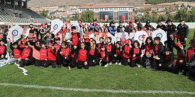 Uçurtmalarını 100.Yıl İçin  Gökyüzüyle Buluşturdular