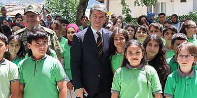Vali Bakan Öğrencilerin Karne Sevincine Ortak Oldu