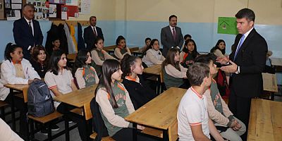 Vali Bakan, Ziyapaşa Ortaokulu’nda Cumhuriyet Coşkusuna Ortak Oldu