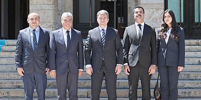 Vali Bakan Ziyaretçilerini  Makamında Kabul Etti