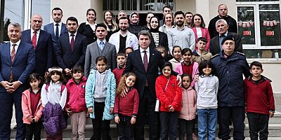 Vali Önder Bakan Esençay’da  Öğrencilerle Bir Araya Geldi