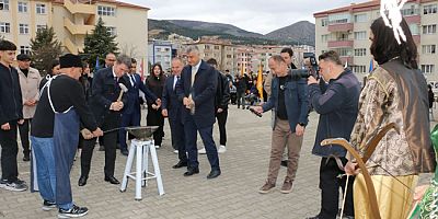 Vali Önder Bakan, Öğrencilerin  Nevruz Coşkusuna Ortak Oldu