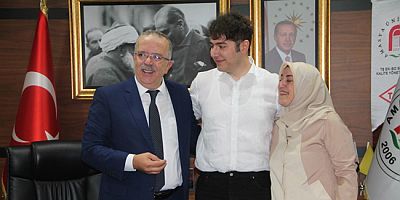 Yeni Rektöre Oğlundan Sürpriz Ziyaret
