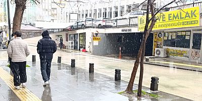 Yılı Son Günü Sabah Yağmur Başladı, Öğle Saatlerinde Kara Çevrildi
