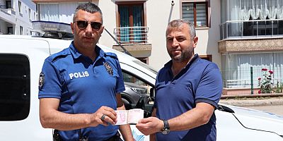 Yolda Bulduğu 2 Bin 400 TL’yi Polise Teslim Etti