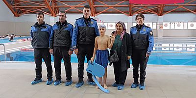 Yüzme Kursunun Son Gününü Kaçırdı, Polisler Hayalini Gerçekleştirdi
