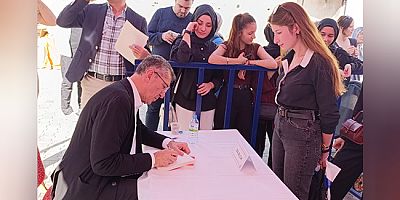 Ziya Selçuk, Amasya Kitap Fuarı’nda Okurlarıyla Buluştu