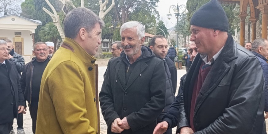 Vali Bakan Cami Çıkışında Vatandaşlarla Sohbet Etti