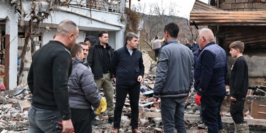 Vali Bakan’dan Evi Yanan Sazlı Ailesine Geçmiş Olsun Ziyareti
