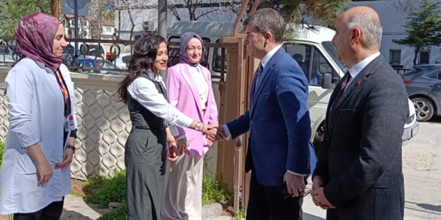 Vali Bakan’dan Şehit Ali Bilgiç Aile Sağlığı Merkezi’ne Tıp Bayramı Ziyareti