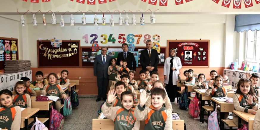 Vali Bakan Öğrencilerle Buluştu, Öğretmenlere Taziyelerini İletti