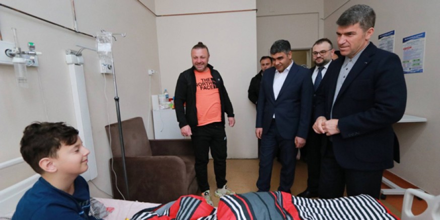 Vali Bakan ve Başsavcı Kaynak, Minik Hastaların Bayramını Kutladı