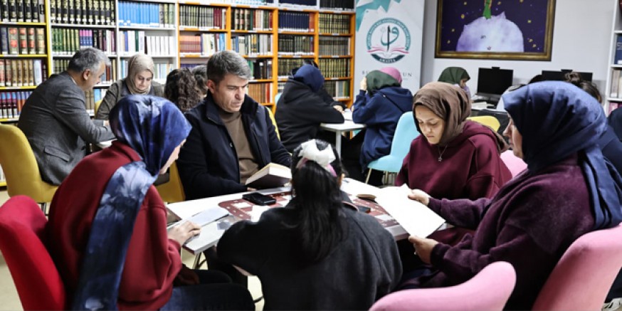 Vali Bakan ve Eşi, “Ailemle Okuyorum” Etkinliğinde Öğrencilerle Kitap Okudu