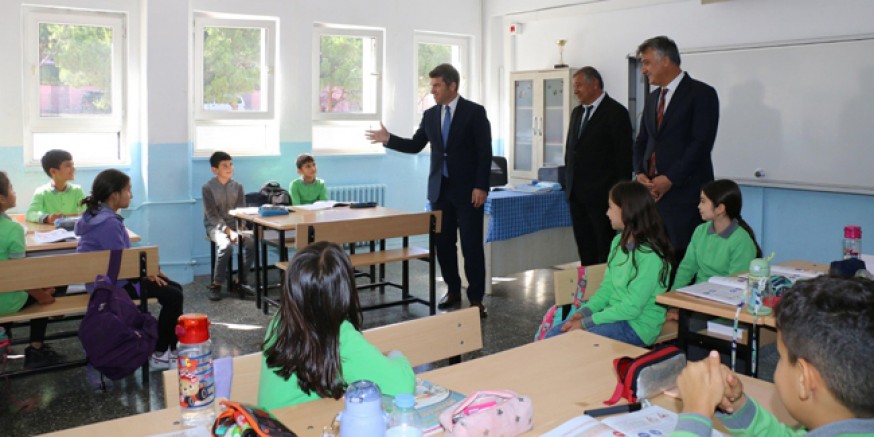 Vali Önder Bakan Akşemsettin  İlkokulu Öğrencileriyle Buluştu