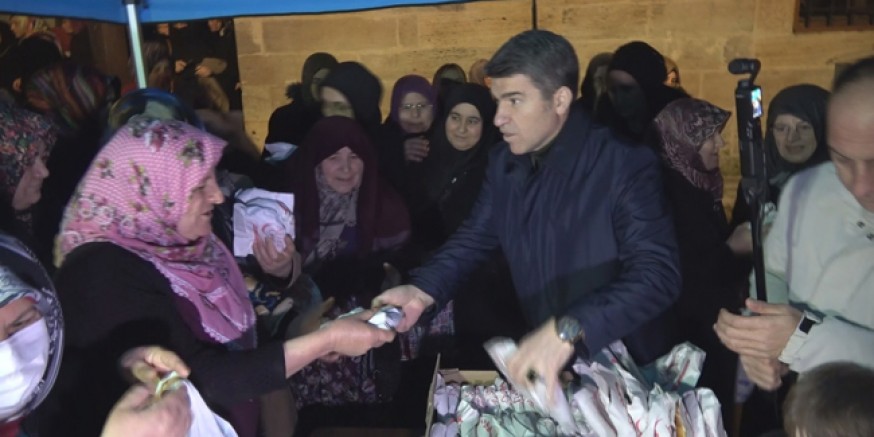 Vali Önder Bakan’dan Vatandaşlara Simit İkramı