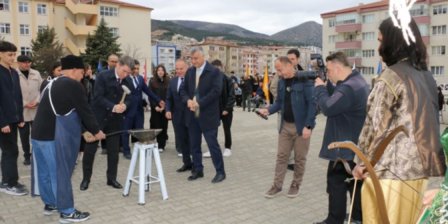 Vali Önder Bakan, Öğrencilerin  Nevruz Coşkusuna Ortak Oldu