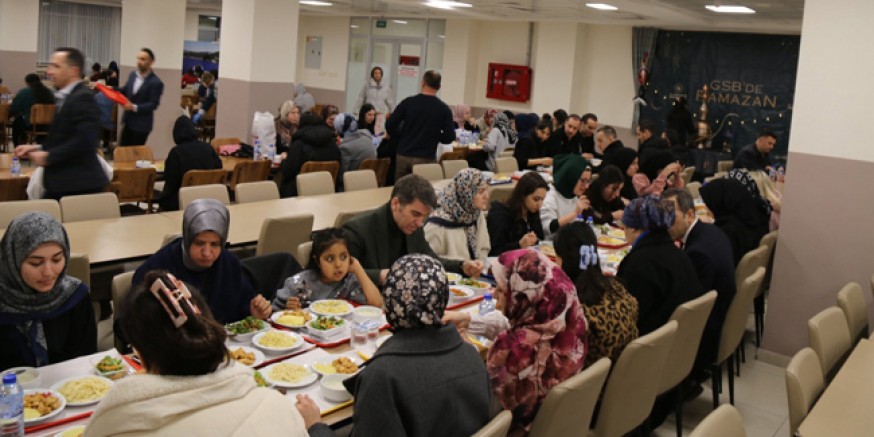 Vali Önder Bakan Öğrencilerle İftar Sofrasında Buluştu