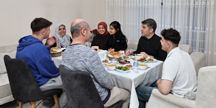 Vali Önder Bakan ve Eşi, Eser  Ailesinin İftarda Misafiri Oldu