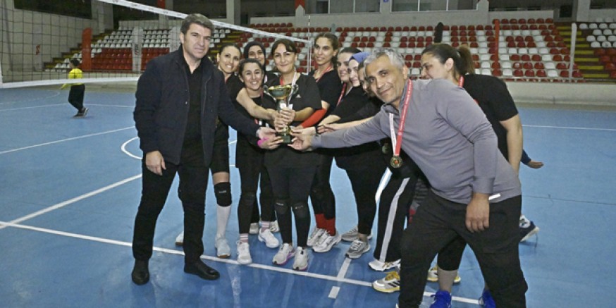 Valilik ve Emniyet Kadınlar Takımları Sahada Buluştu