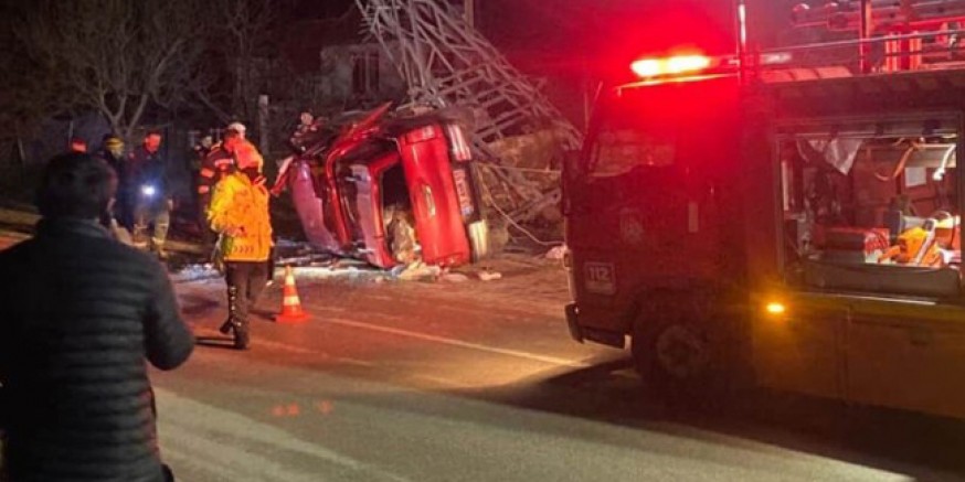Yüksek Gerilim Hattına Çarpan Kamyonetin Sürücüsü Ağır Yaralandı