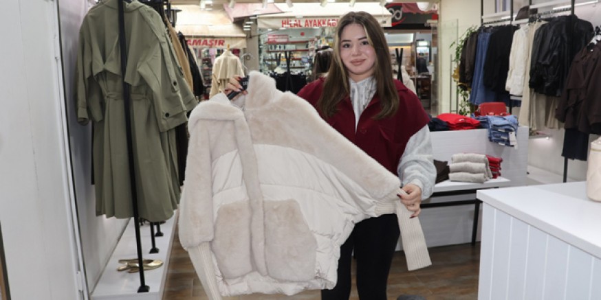 ZENA Amasya’da Kışlık Mont Modelleri Beğeniye Sunuldu