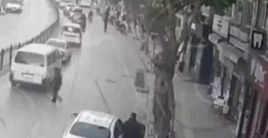 Yayaya Yol Vermek İsterken Devrildi, O Anlar Kamerada