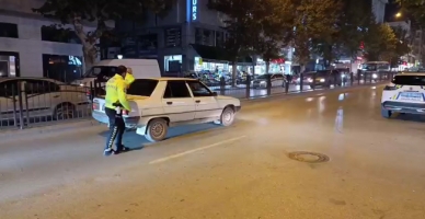 Amasya’da Yolda Kalan Otomobile Polislerden Yardım