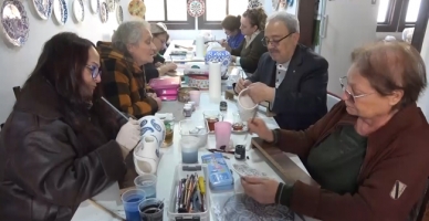 Çini Kursunda 15 Kadının Arasında Tek Erkek Kursiyer