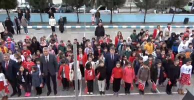 Öğrenciler İkinci Döneme Bayrak Sevgisiyle Başladı