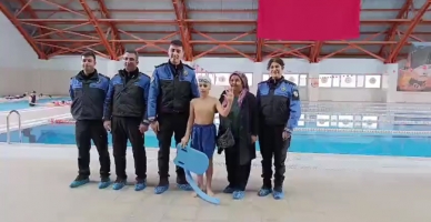 Yüzme Kursunun Son Gününü Kaçırdı, Polisler Hayalini Gerçekleştirdi
