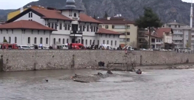 Hafif Ticari Araçla Çarpışan Otomobil, Nehre Uçtu; Anne İle Kızı Yaralı