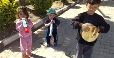 Köyde Miniklerin Müzikli Eğlencesi İzleyenleri Gülümsetti