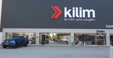Seyir Halindeki Kamyonetin Tekeri Koptu, Yuvarlanıp Mağazaya Daldı