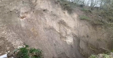 Amasya’da Yol ile Dağ Arasında Toprak Kayması: Güzergâhta Yarık Oluştu