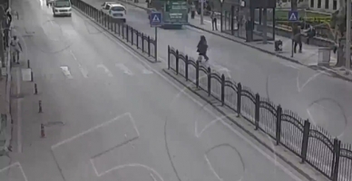 Yayaya Yol Veren Kamyonete Otomobil Çarptı; O Anlar Kamerada