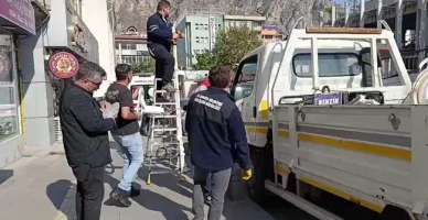 Belediye Yüzevler Mahallesi’ndeki Aydınlatma Lambalarını Yeniliyor