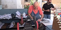 “Minik Kuş” Şarkılarıyla Bıçakları Dans Ettiriyor