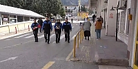 Polisler Sağlık Çalışanlarının Tıp Bayramı'nı Kutladı