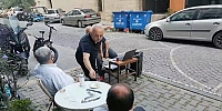 Minik Kuş’tan Esnafa Müzik Ziyafeti