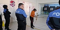 Polisler Öğrencilere Okçuluk Kursu Verdi