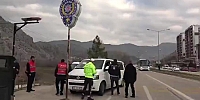 Amasya’da Polisi Görünce Geri Geri Kaçmaya Çalışan Minibüsten 20 Kaçak Göçmen Çıktı